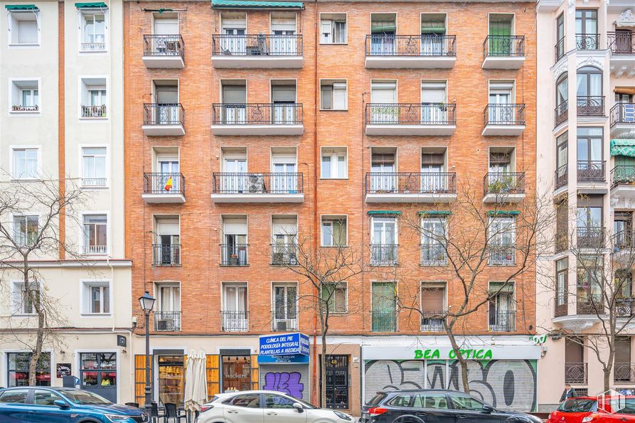 Retail for rent at Calle Guzmán el Bueno, 48, Chamberí, Madrid, 28015 with car, building, daytime, window, apartment, urban area, city, neighbourhood, town and residential area around