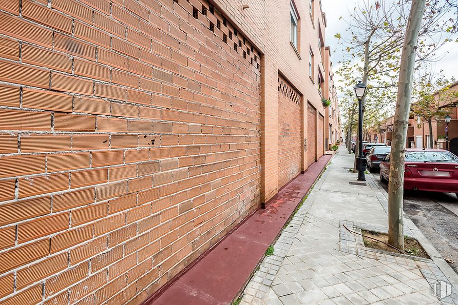 Local en alquiler y venta en Avenida Circunvalación, Daganzo de Arriba, Madrid, 28814 con coche, edificio, placa de matrícula del vehículo, planta, superficie de la carretera, ventana, vehículo, infraestructura, neumático y madera alrededor