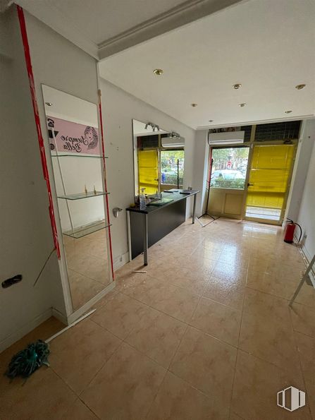 Local en alquiler en Barrio de la Concepción, Ciudad Lineal, Madrid, 28027 con mesa, accesorio, suelos, suelo, hall, techo, casa, edificio, televisión y evento alrededor