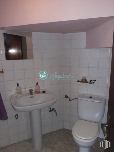 Retail for sale at Zona El Salvador, Segovia, 40004 with sink, toilet, tap, property, bathroom sink, plumbing fixture, building, purple, bathroom and blue around