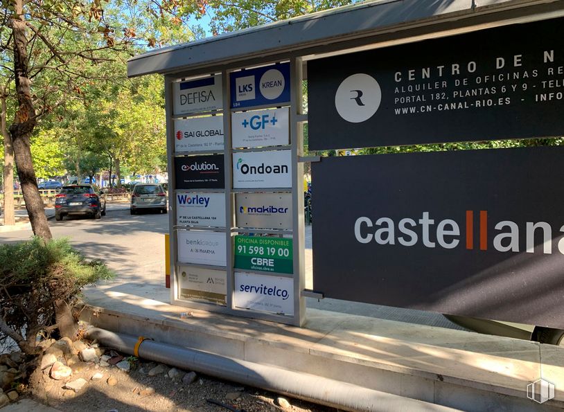 Oficina en alquiler en Paseo Castellana, 182, Chamartín, Madrid, 28046 con coche, planta, edificio, neumático, rueda, árbol, vehículo de motor, asfalto, línea, superficie de la carretera y tipografía alrededor