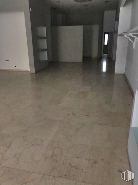 Retail for rent at Calle Emilio Sánchez Vera, Cuenca, 16002 with property, tile flooring, fixture, flooring, floor, wood, wall, composite material, material property and building material around