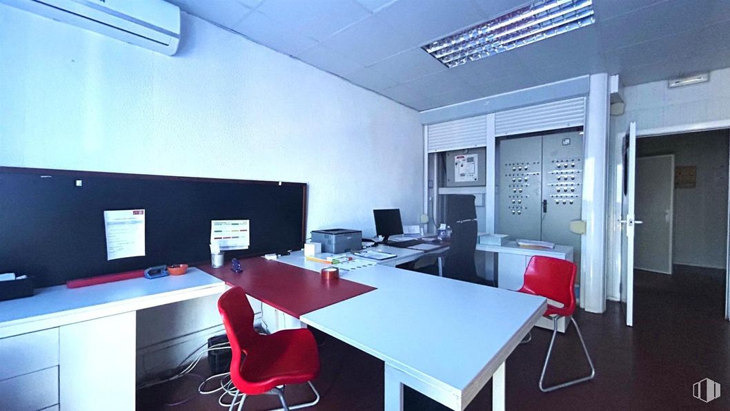 Industrial for sale at P.I. Urtinsa, Alcorcón, Madrid, 28923 with chair, desk, lighting, light fixture, furniture, interior design, office chair, electronic device, table and flooring around