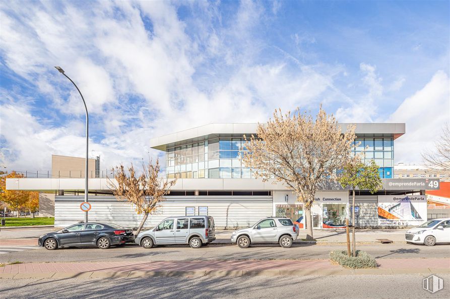 Local en alquiler en Edificio Leguario, Avenida del Leguario, 49, Parla, Madrid, 28980 con coche, nube, cielo, rueda, vehículo terrestre, neumático, luz de estacionamiento, planta, vehículo y edificio alrededor