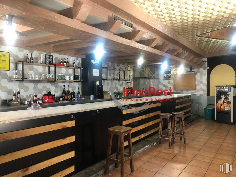 Local en alquiler y venta en Zona Barajas, Barajas, Madrid, 28042 con taburete, interiorismo, edificio, madera, techo, suelos, haz, habitación, venta al por menor y patio de comidas alrededor