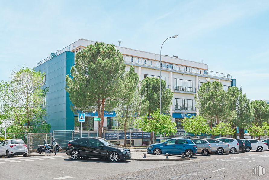 Oficina en alquiler en Avenida Doctor Severo Ochoa, 31, Alcobendas, Madrid, 28100 con coche, edificio, vehículo terrestre, rueda, cielo, luz de estacionamiento, propiedad, neumático, vehículo y luz de la calle alrededor