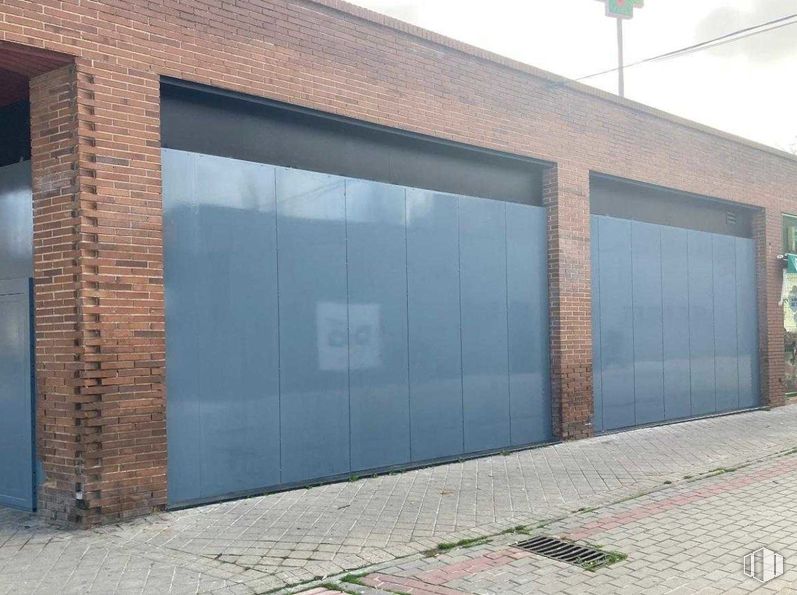 Retail for sale at Avenida Hispanidad, Fuenlabrada, Madrid, 28945 with door, wall, composite material, brickwork, concrete, glass, brick, building material, garage door and garage around