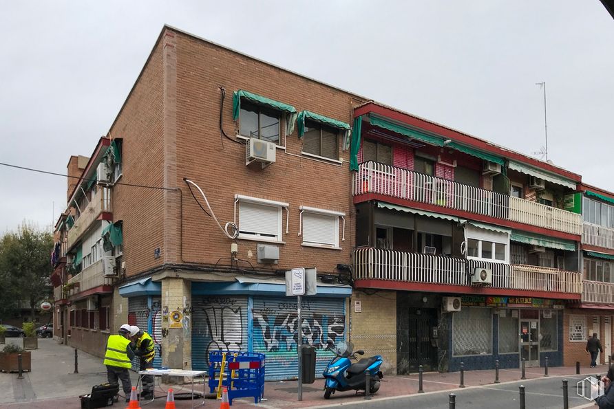 Retail for sale at Calle Sierra Gador, 21, Villa de Vallecas, Madrid, 28031 with person, building, sky, window, tire, wheel, house, urban design, neighbourhood and wall around