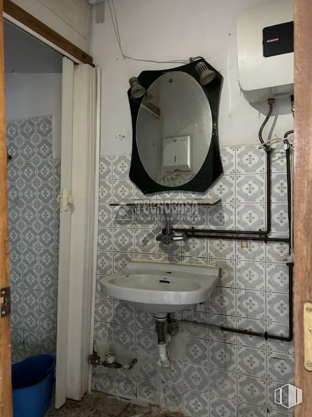 Local en alquiler en Carretera Mejorada, San Fernando de Henares, Madrid, 28830 con fregadero, espejo, accesorios de fontanería, propiedad, grifo, lavabo, cuarto de baño, interiorismo, arquitectura y accesorio alrededor