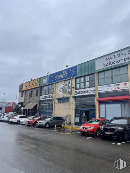 Industrial for rent at Calle Islas Cíes, 2, Humanes de Madrid, Madrid, 28970 with car, automotive lighting, automotive exterior, automotive parking light, family car, commercial building, automotive wheel system, luxury vehicle, full-size car and executive car around