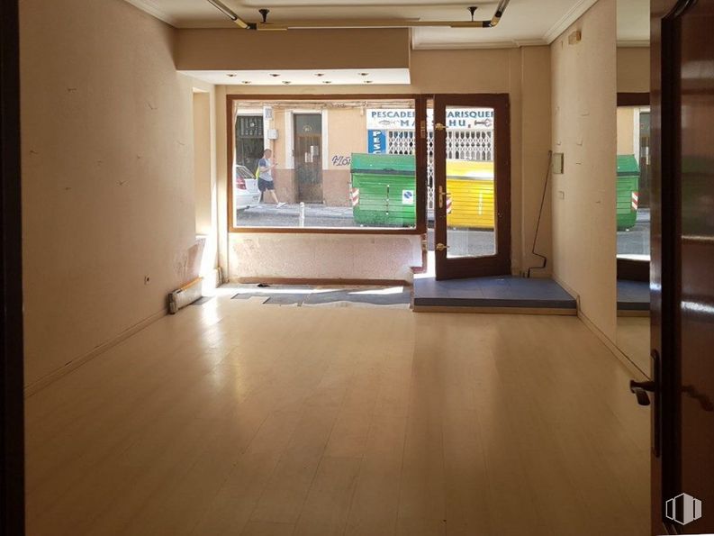 Retail for rent at Calle Colón, Cuenca, 16002 with fixture, window, wood, flooring, hall, floor, door, hardwood, glass and building material around