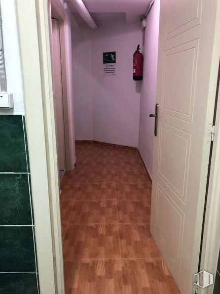 Local en alquiler y venta en Calle Alcobendas, 3, Leganés, Madrid, 28914 con edificio, puerta, accesorio, suelo de baldosas, casa, suelos, suelo, madera, techo y madera dura alrededor