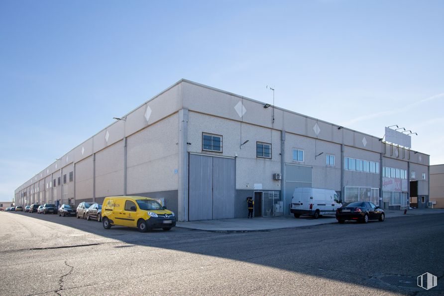 Industrial for sale at Calle Curtidores, 32, Illescas, Toledo, 45200 with building, car, automotive parking light, wheel, sky, tire, land vehicle, property, vehicle and window around