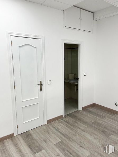 Oficina en venta en Calle Azuela, 1, Collado Villalba, Madrid, 28400 con puerta, propiedad, accesorio, madera, cerrojo muerto, suelos, tinte para madera, madera dura, edificio y puerta de casa alrededor