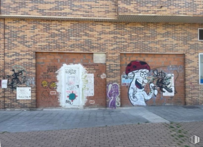 Local en venta en Paseo Acacias, 17, Coslada, Madrid, 28820 con puerta, edificio, arte, madera, fachada, ladrillo, fuente, graffiti, ventana y albañilería alrededor