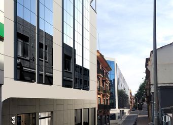 Office for rent at Calle Lérida, 44, Tetuán, Madrid, 28020 with building, street light, sky, architecture, urban design, window, asphalt, road surface, city and facade around