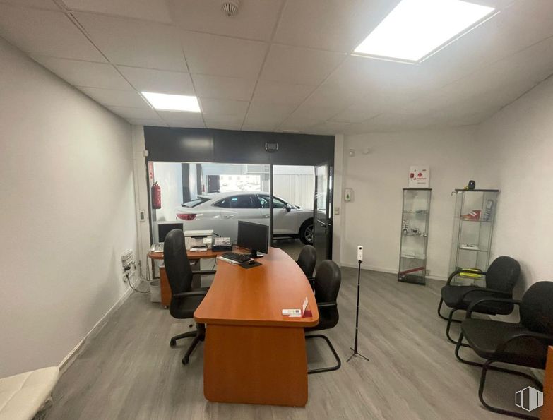 Nave en venta en Calle Lanzarote, Fuenlabrada, Madrid, 28946 con silla, escritorio, alumbrado, lámpara, mesa, coche, mueble, rueda, neumático y diseño automovilístico alrededor