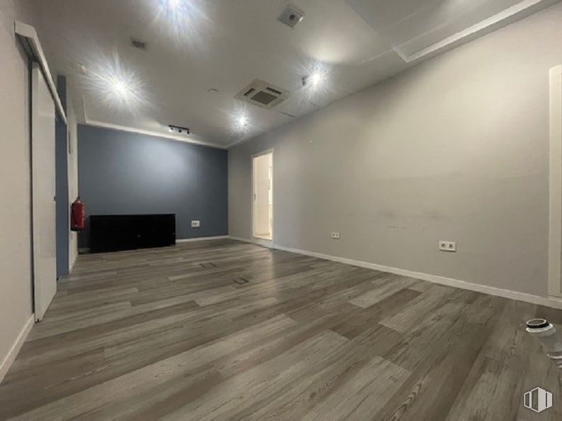 Retail for rent at Calle Bravo Murillo, 21, Chamberí, Madrid, 28015 with flooring, floor, wood flooring, wood, ceiling, interior design, laminate flooring, lighting, room and hardwood around