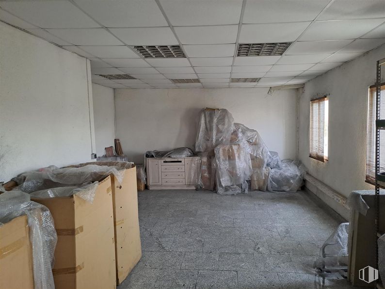 Industrial for sale at Zona Altos del Olivar - El Caracol, Valdemoro, Madrid, 28341 with window, floor, flooring, wood, ceiling, building, fixture, room, house and hardwood around