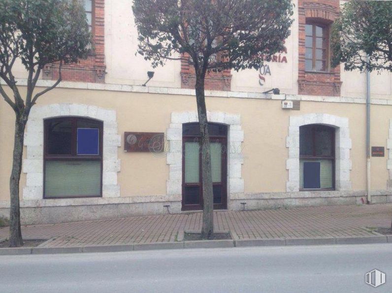 Retail for sale & for rent at Avenida Camilo José Cela, Cuéllar, Segovia, 40200 with window, building, door, property, tree, road surface, architecture, brick, plant and neighbourhood around