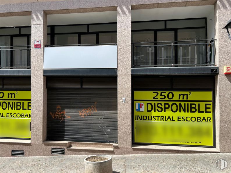 Local en venta en Calle Libertad, 7, Arganda del Rey, Madrid, 28500 con ventana, accesorio, edificio, fuente, inmobiliario, fachada, gas, material compuesto, edificio comercial y superficie de la carretera alrededor