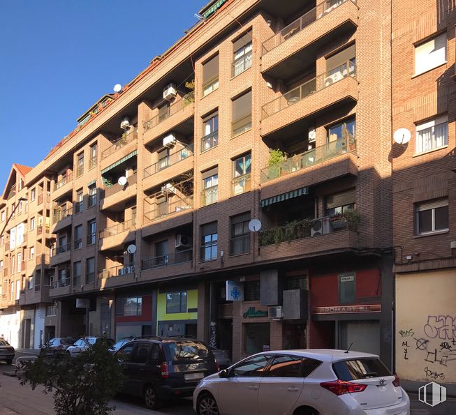 Retail for rent at Calle Joaquina Santander, 40, Talavera de la Reina, Toledo, 45600 with car, building, tire, wheel, vehicle, property, photograph, window, sky and vehicle registration plate around