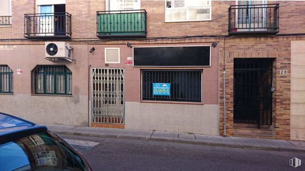 Retail for sale at Calle Illescas, 28, Yuncos, Toledo, 45210 with window, car, building, door, wood, road surface, brick, residential area, asphalt and real estate around