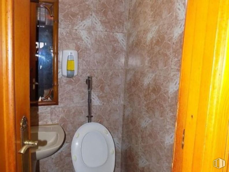 Retail for sale at Calle Eras del Tío Cañamón, Cuenca, 16004 with toilet, sink, mirror, brown, plumbing fixture, bathroom, fixture, building, wood and tap around