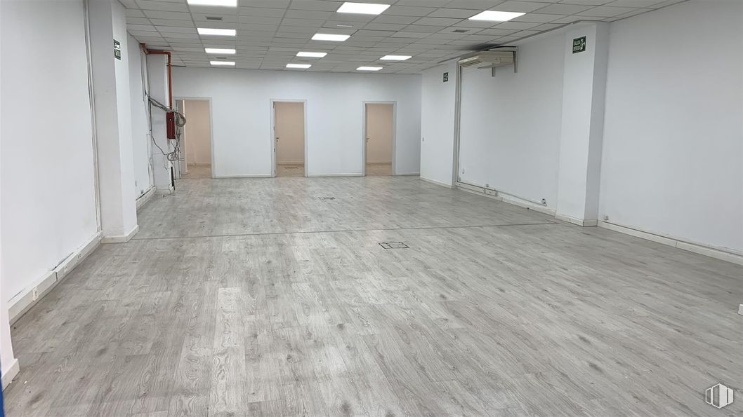 Local en alquiler en Paseo Conde de Sepulveda, 24, Segovia, 40006 con puerta, suelos, suelo, techo, suelos de madera, material compuesto, gris, hormigón, suelo laminado y hall alrededor