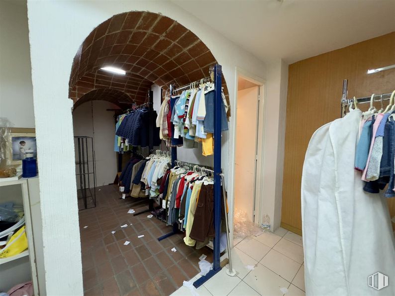 Retail for rent at Calle Trinidad, Talavera de la Reina, Toledo, 45600 with clothing, wardrobe, textile, sleeve, clothes hanger, floor, flooring, t-shirt, retail and closet around