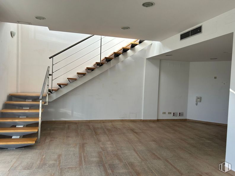 Oficina en venta en Calle San Rafael, Alcobendas, Madrid, 28108 con edificio, madera, escaleras, accesorio, suelos, hall, suelo, casa, tinte para madera y madera dura alrededor