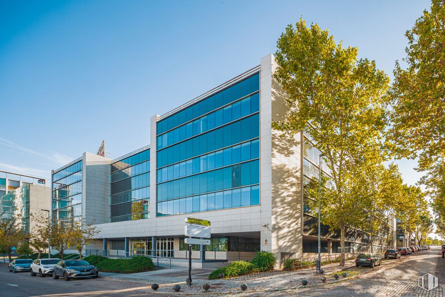 Oficina en alquiler en Calle Isla del Hierro, 3, San Sebastián de los Reyes, Madrid, 28700 con edificio, coche, cielo, planta, árbol, ventana, diseño urbano, condominio, bloque de torre y superficie de carretera alrededor