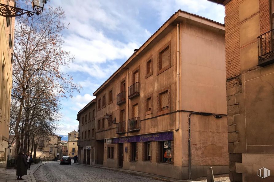 Local en alquiler en Casco Antiguo, Segovia, 40001 con edificio, marrón, cielo, nube, día, ventana, infraestructura, madera, superficie de carretera y arquitectura alrededor