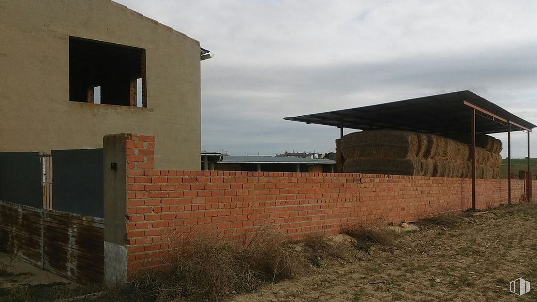 Industrial for sale & for rent at Nave en Crespos, Crespos, Ávila, 05300 with window, sky, cloud, building, land lot, plant, brick, brickwork, wood and residential area around