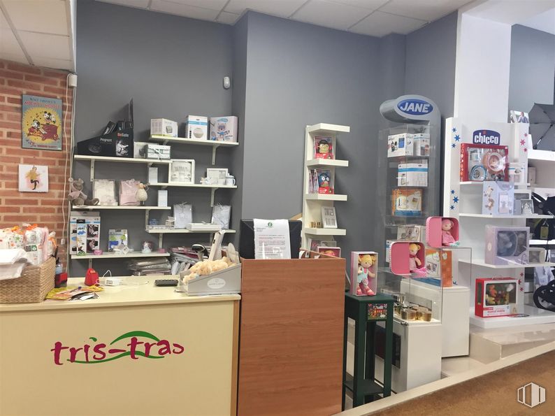 Retail for sale & for rent at Calle José Zorrilla, 8, Segovia, 40002 with packaged goods, property, bookcase, shelf, publication, shelving, interior design, book, retail and wall around