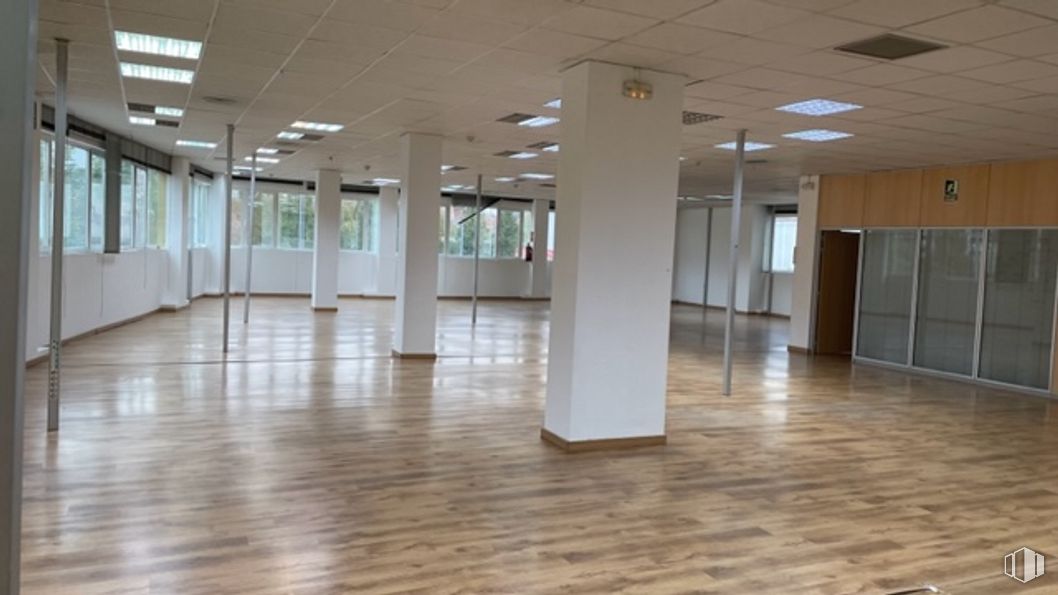 Office for rent at Calle Nestares, 20, Arganzuela, Madrid, 28045 with cabinetry, fixture, hall, interior design, floor, flooring, wood, material property, building material and glass around