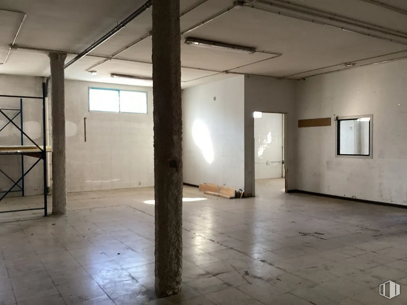 Industrial for rent at Calle Luis I, Villa de Vallecas, Madrid, 28031 with window, fixture, hall, wood, building, floor, flooring, ceiling, door and composite material around