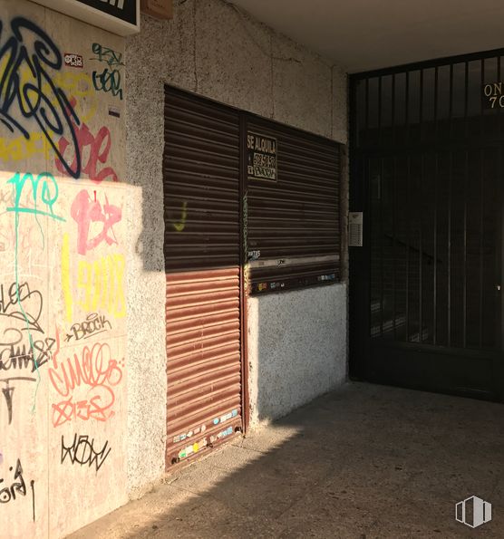 Local en alquiler y venta en Avenida ONU, 70, Móstoles, Madrid, 28936 con puerta, escritura a mano, edificio, pared, arte, superficie de carretera, casa, tintes y matices, pintura y fachada alrededor