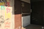 Local en alquiler y venta en Avenida ONU, 70, Móstoles, Madrid, 28936 con puerta, escritura a mano, edificio, pared, arte, superficie de carretera, casa, tintes y matices, pintura y fachada alrededor