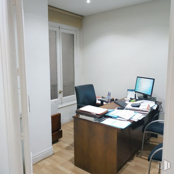 Oficina en venta en Calle Velázquez, 71, Salamanca, Madrid, 28006 con silla, monitor de computadora, escritorio, mesa, ordenador, mueble, computadora personal, escritorio de computadora, silla de oficina, edificio y periférico alrededor