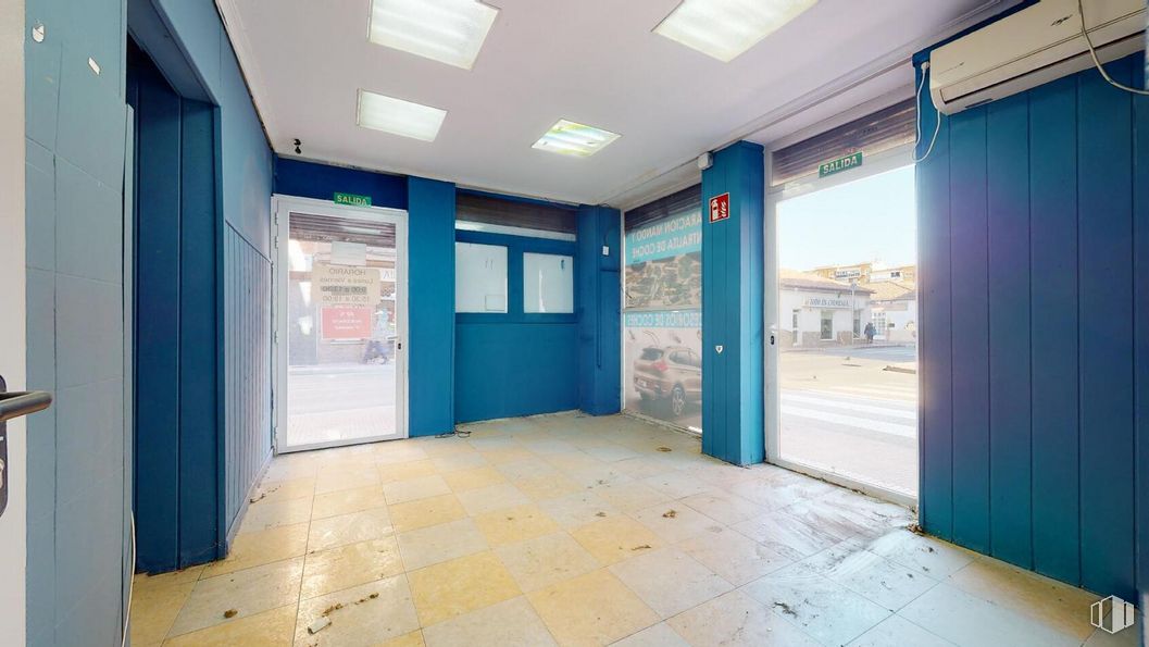 Local en venta en Zona San Isidro - Los Almendros, Alcalá de Henares, Madrid, 28807 con azul, accesorio, suelos, hall, suelo, edificio, puerta, ventana, techo y vidrio alrededor