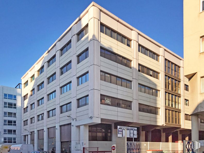 Office for rent at Calle Santa Leonor, San Blas - Canillejas, Madrid, 28037 with building, daytime, sky, window, wheel, urban design, tower block, commercial building, condominium and residential area around