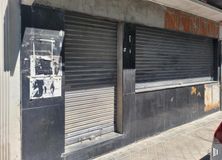 Local en venta en Calle San Basilio, Usera, Madrid, 28026 con edificio, madera, sombra, casa, pared, tintes y matices, fachada, material compuesto, ladrillo y rectángulo alrededor