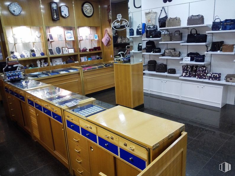 Retail for sale at Zona Juzgados, Móstoles, Madrid, 28931 with cabinetry, luggage & bags, lighting, interior design, eyewear, building, retail, wood, shelf and shelving around