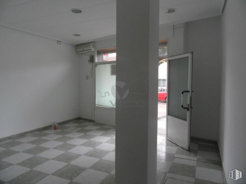 Retail for rent at Zona Reyes Católicos, Cuenca, 16003 with door, fixture, flooring, building, tile flooring, floor, hall, ceiling, glass and space around