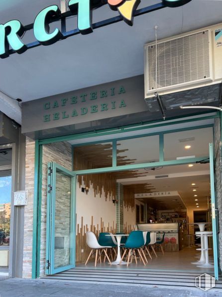 Retail for sale & for rent at Calle Príncipe Don Juan Carlos, 2, Alcorcón, Madrid, 28924 with chair, glass, ceiling, restaurant, design and cafeteria around