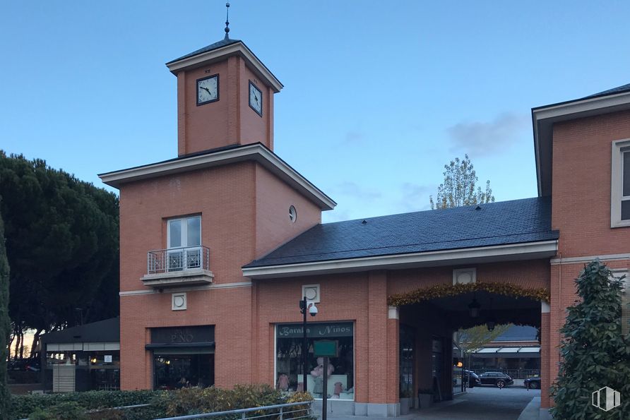 Oficina en alquiler en C.C Plaza Moraleja, Calle Estafeta, 2, Alcobendas, Madrid, 28109 con ventana, planta, casa, edificio, cielo, propiedad, arquitectura, torre, árbol, reloj, techo y pared alrededor