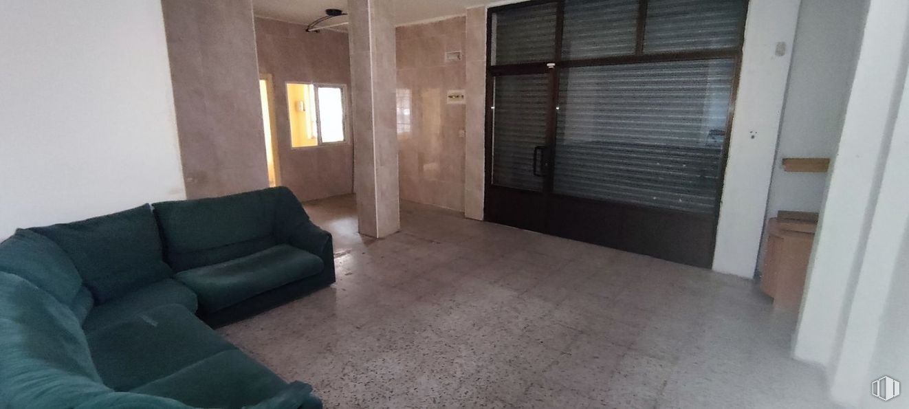 Retail for sale at Calle Virgen de las Fuentes, 1, Ávila, 05005 with couch, building, wood, flooring, floor, fixture, hall, house, hardwood and comfort around