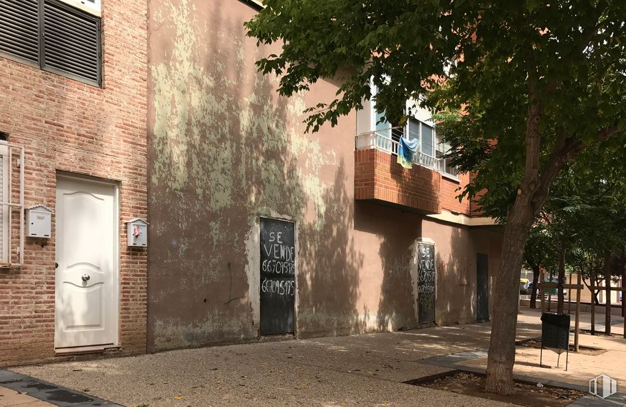 Local en venta en Paseo Sol, 4, Meco, Madrid, 28880 con puerta, ventana, edificio, árbol, madera, superficie de carretera, ladrillo, planta, barrio y diseño urbano alrededor