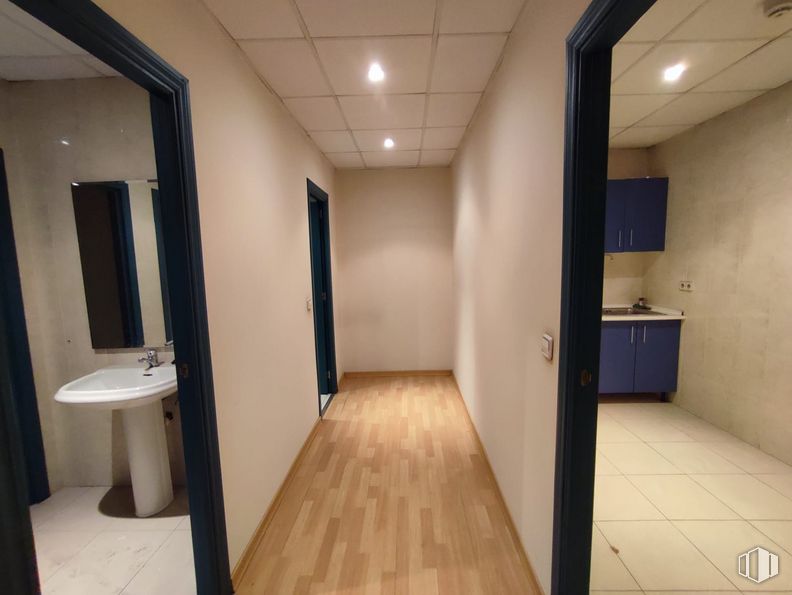 Oficina en venta en Edificio Vallausa, Avenida Albufera, 323, Puente de Vallecas, Madrid, 28038 con ebanistería, fregadero, propiedad, edificio, accesorio, diseño de interiores, madera, puerta, pavimento y piso alrededor